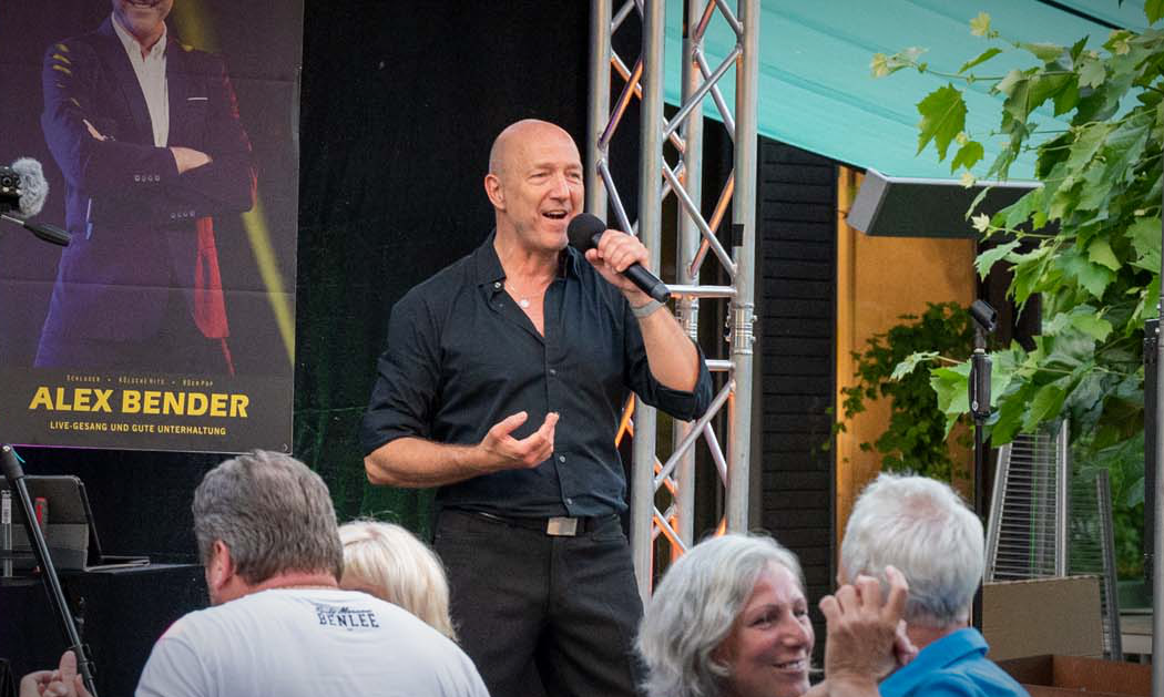 Alex Bender singt live im Bolten Midsummer Open Air 2023 Konzert